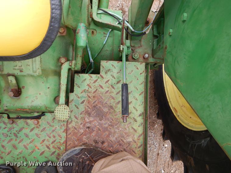 image for item EJ9894 1981 John Deere 2940 tractor