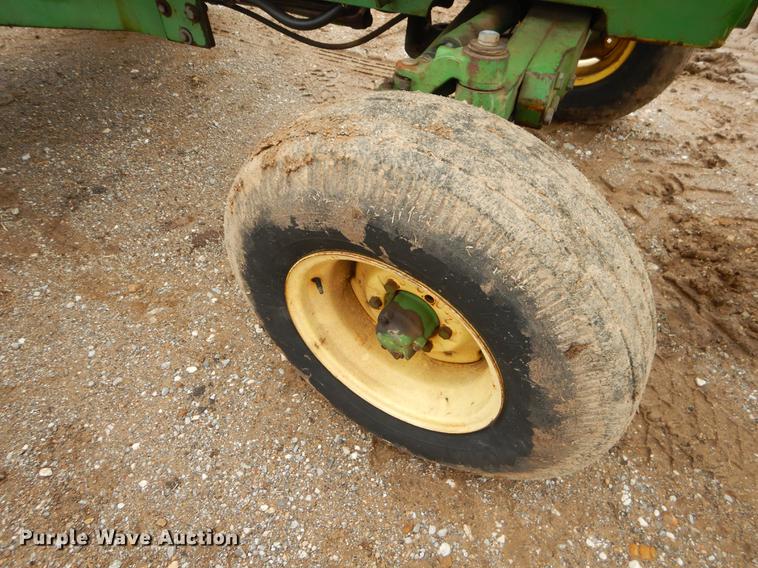 image for item EJ9894 1981 John Deere 2940 tractor