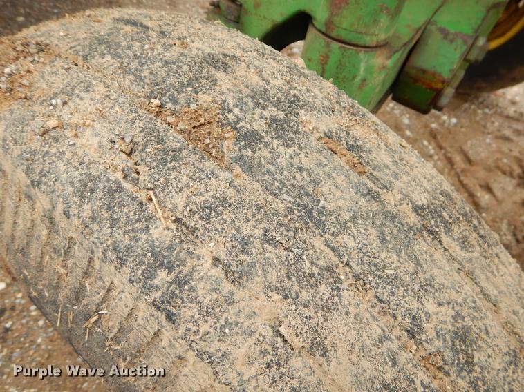 image for item EJ9894 1981 John Deere 2940 tractor