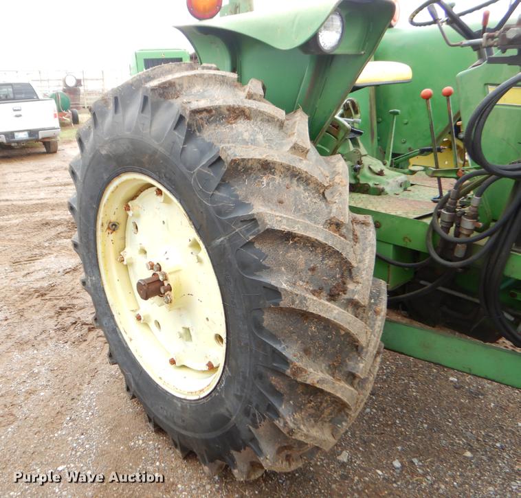 image for item EJ9894 1981 John Deere 2940 tractor