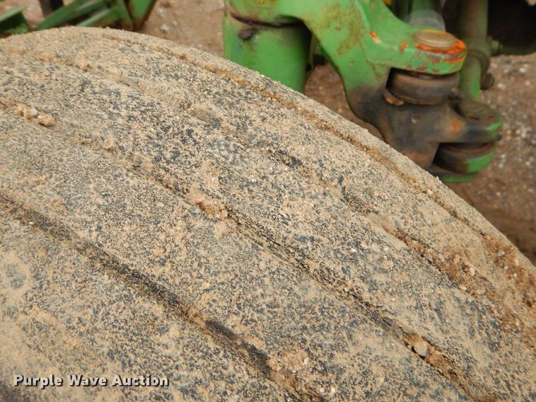 image for item EJ9894 1981 John Deere 2940 tractor