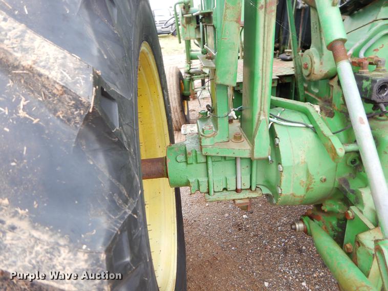 image for item EJ9894 1981 John Deere 2940 tractor