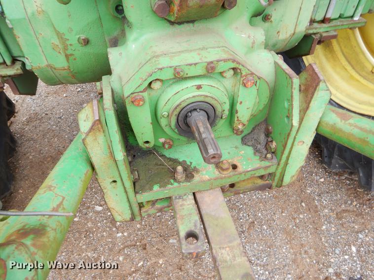 image for item EJ9894 1981 John Deere 2940 tractor