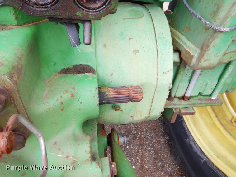 image for item EJ9894 1981 John Deere 2940 tractor