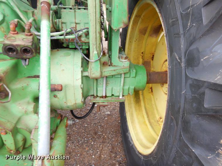 image for item EJ9894 1981 John Deere 2940 tractor