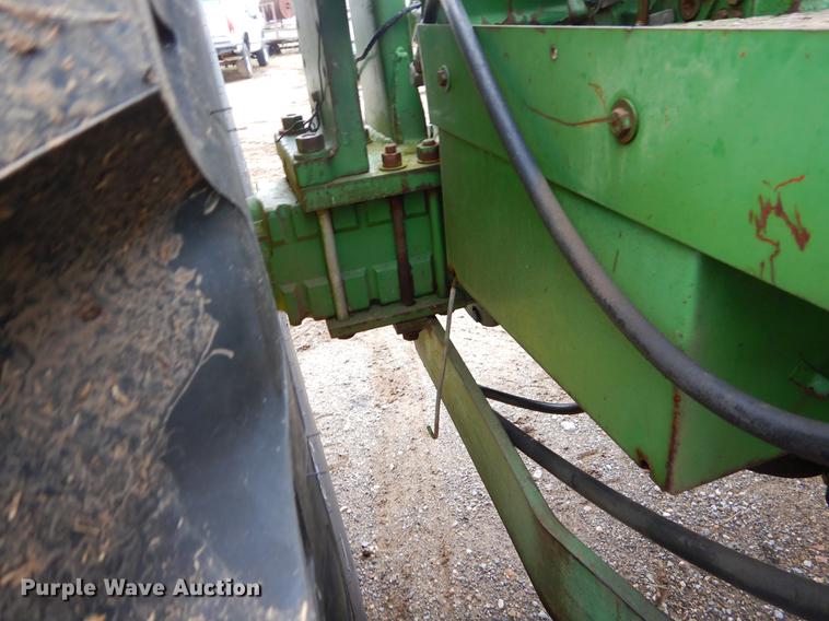 image for item EJ9894 1981 John Deere 2940 tractor