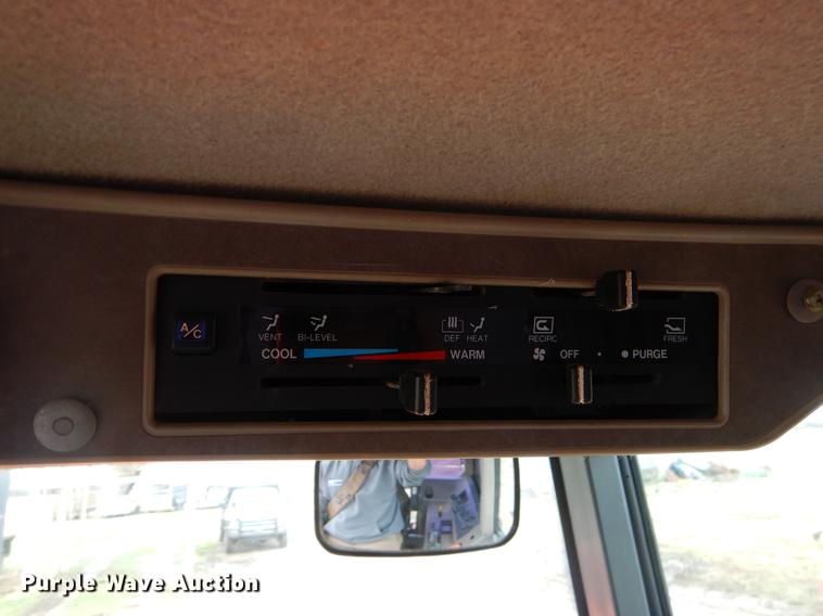 image for item EJ9895 Kubota M110 tractor