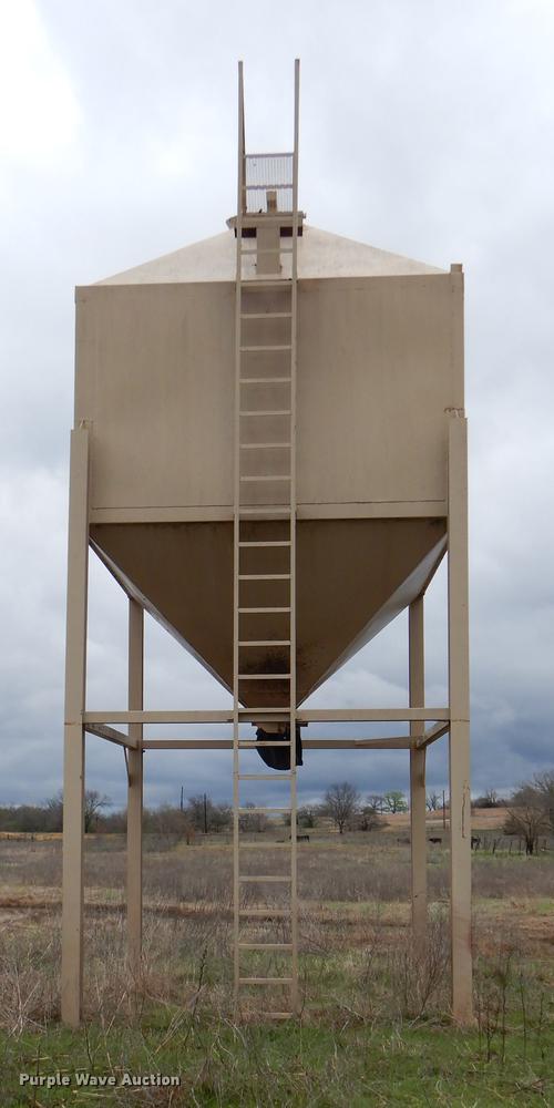 Overhead steel feed bin in Coalgate, OK Item EJ9897 sold Purple Wave