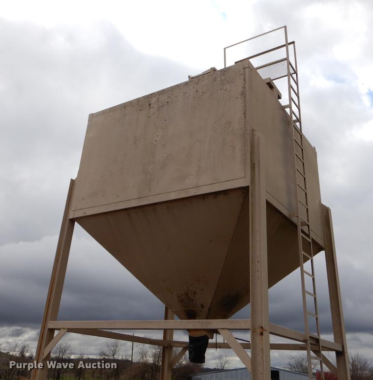 Overhead steel feed bin in Coalgate, OK Item EJ9897 sold Purple Wave