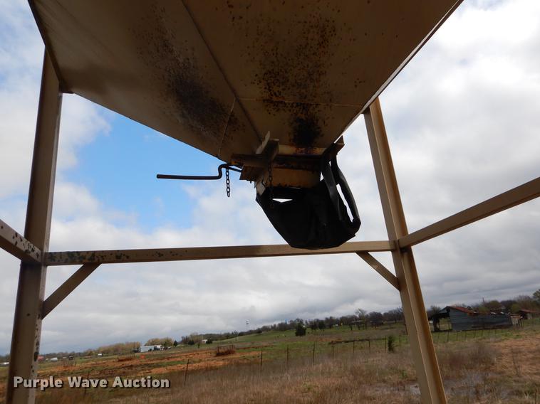 Overhead steel feed bin in Coalgate, OK Item EJ9897 sold Purple Wave