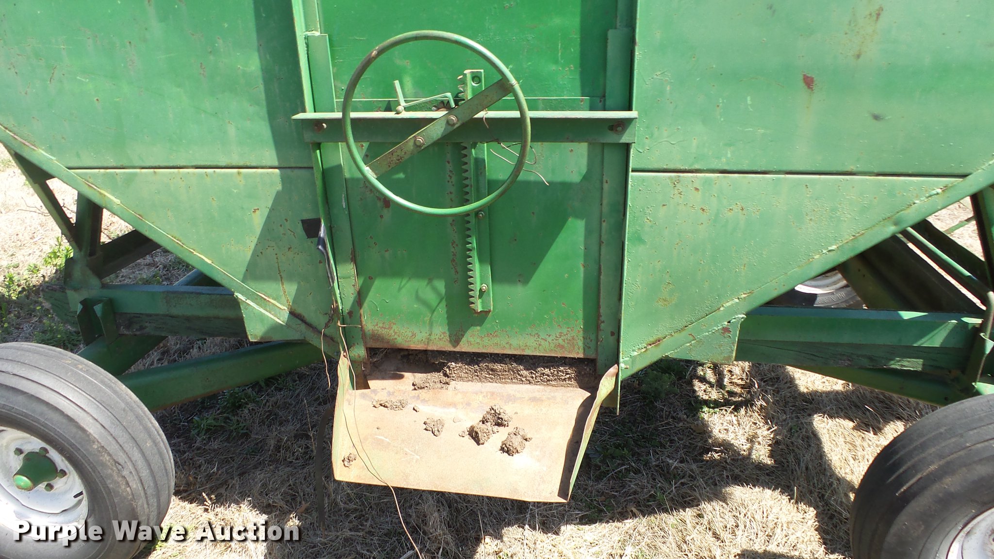 Huskee grain cart in Buhler, KS Item DC3088 sold Purple Wave