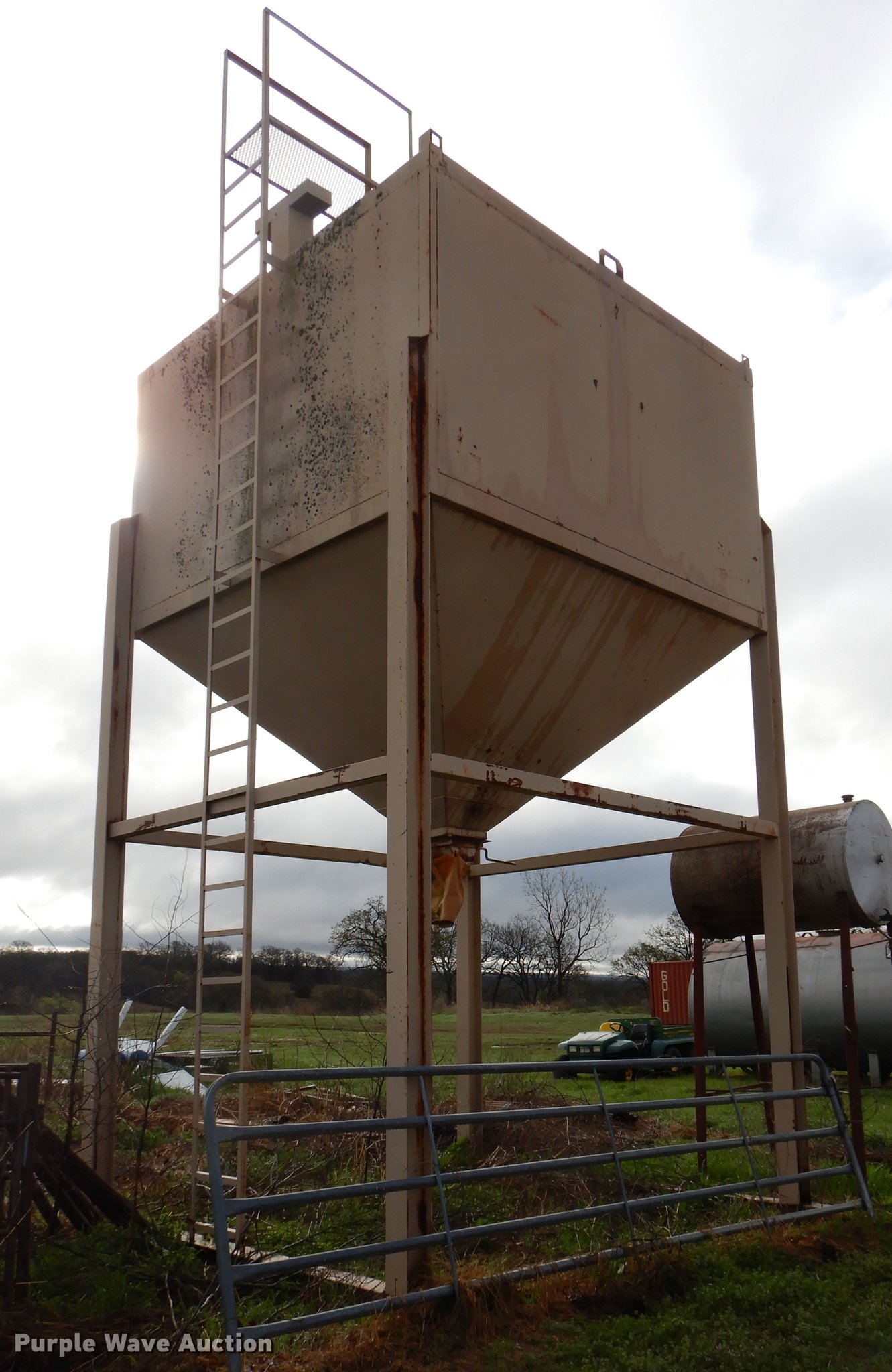 Overhead steel feed bin in Coalgate, OK Item EJ9886 sold Purple Wave