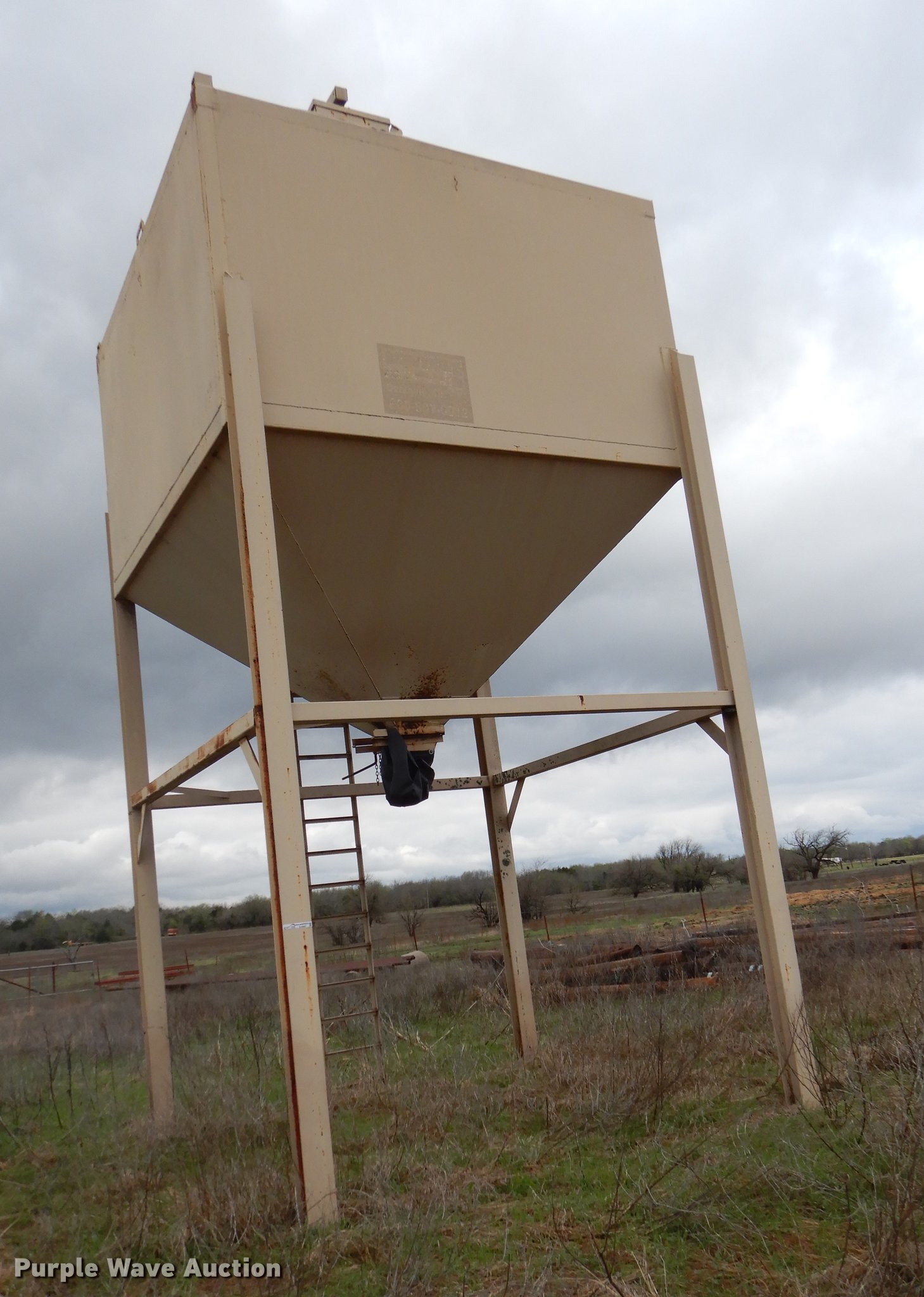 Overhead steel feed bin in Coalgate, OK Item EJ9897 sold Purple Wave
