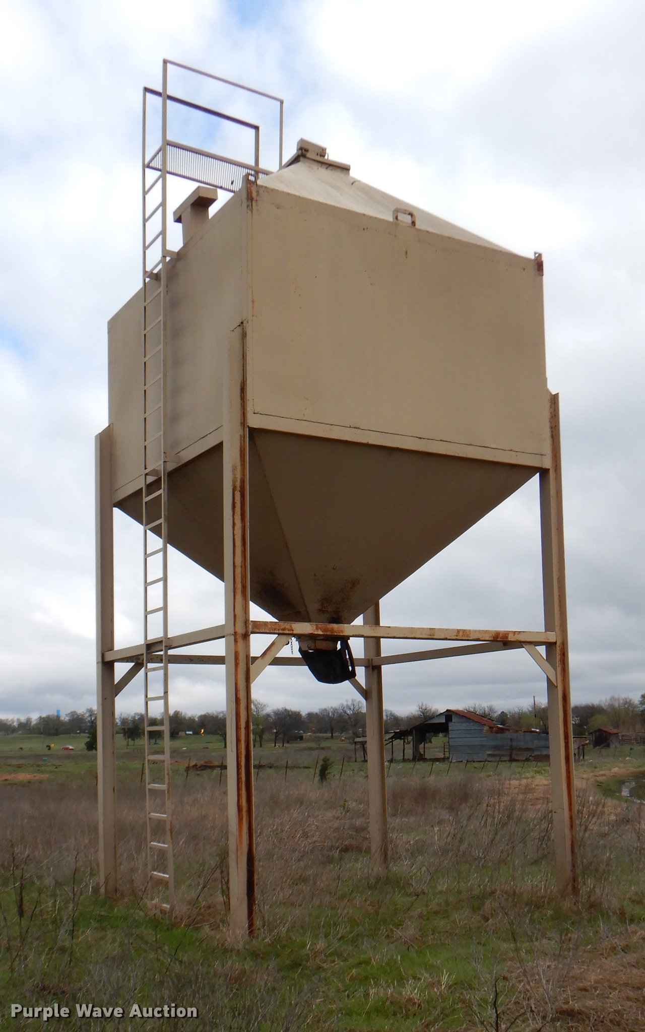 Overhead steel feed bin in Coalgate, OK Item EJ9897 sold Purple Wave