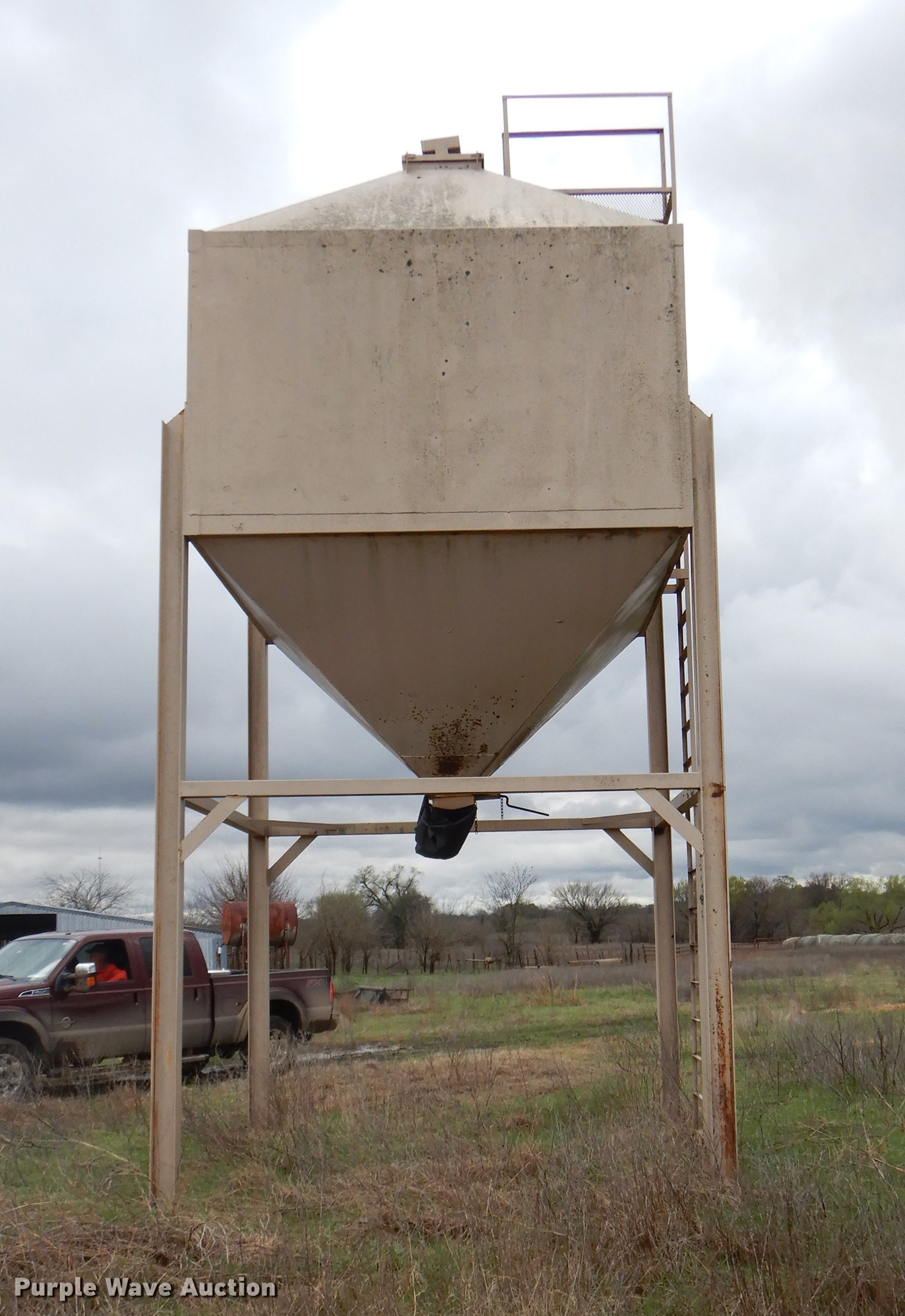 Overhead steel feed bin in Coalgate, OK Item EJ9897 sold Purple Wave