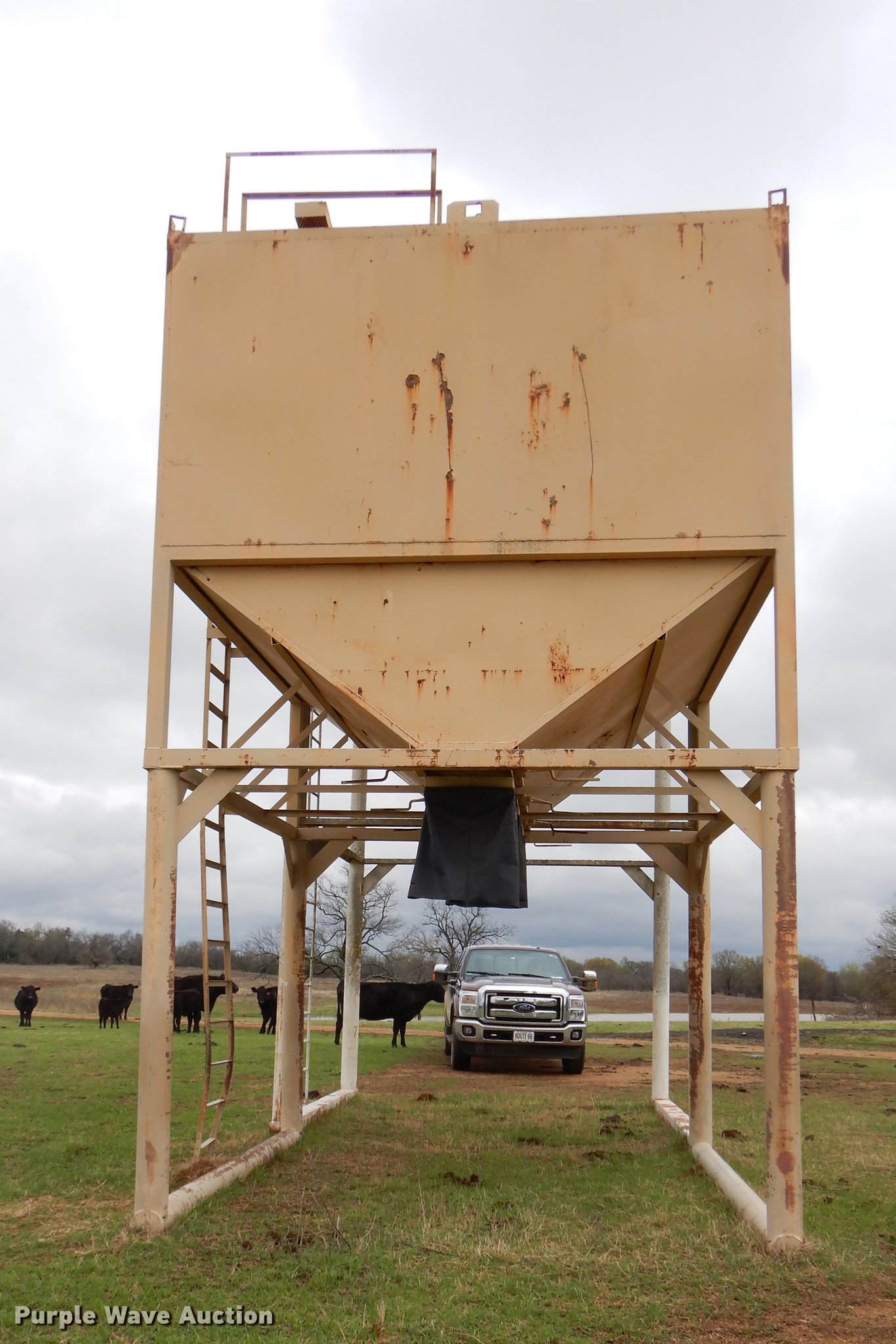 Overhead steel grain bin in Coalgate, OK Item EJ9898 sold Purple Wave