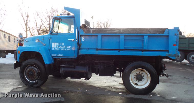 image for item DW9509 1986 Ford 8000 dump truck