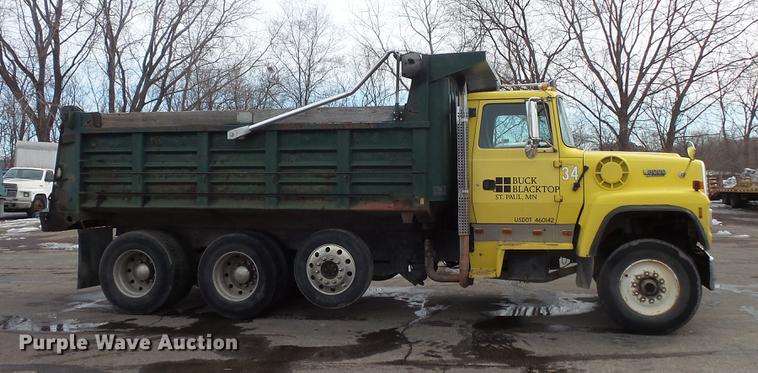 image for item DW9515 1993 Ford LT8000 dump truck
