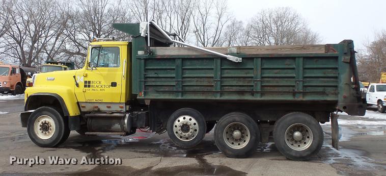 image for item DW9515 1993 Ford LT8000 dump truck
