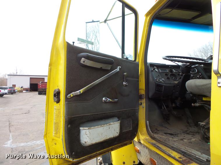 image for item DW9515 1993 Ford LT8000 dump truck