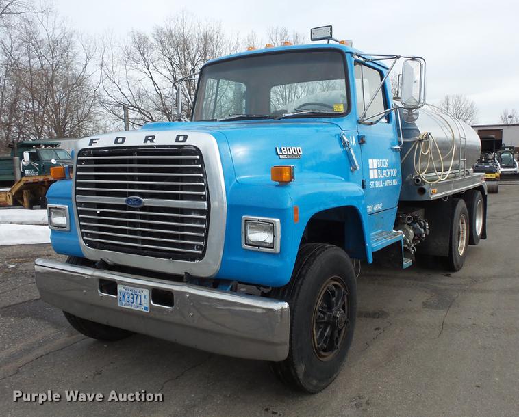 image for item DW9516 1990 Ford L8000 tank truck