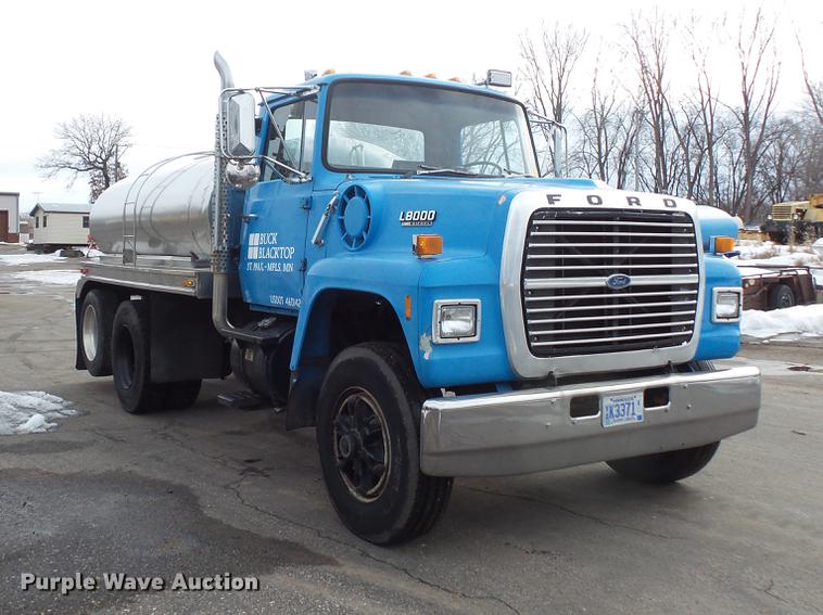 image for item DW9516 1990 Ford L8000 tank truck