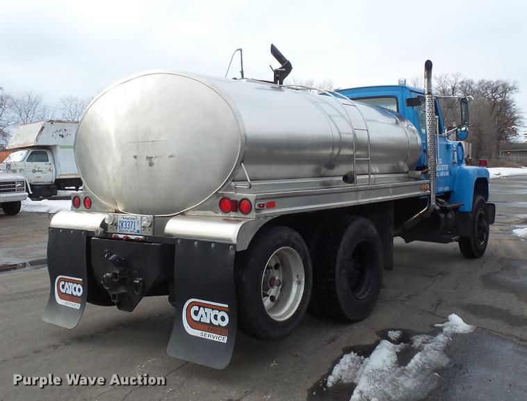 image for item DW9516 1990 Ford L8000 tank truck