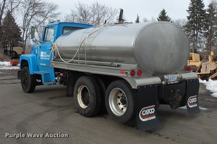 image for item DW9516 1990 Ford L8000 tank truck