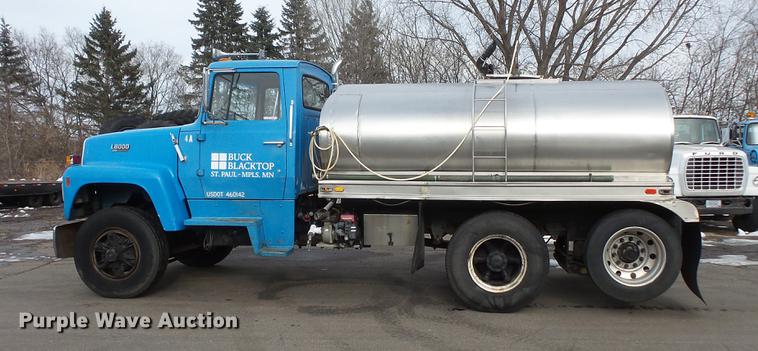 image for item DW9516 1990 Ford L8000 tank truck