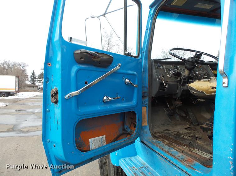 image for item DW9516 1990 Ford L8000 tank truck