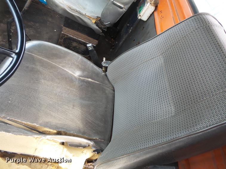 image for item DW9516 1990 Ford L8000 tank truck