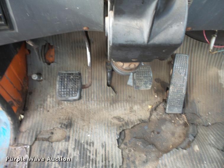 image for item DW9516 1990 Ford L8000 tank truck