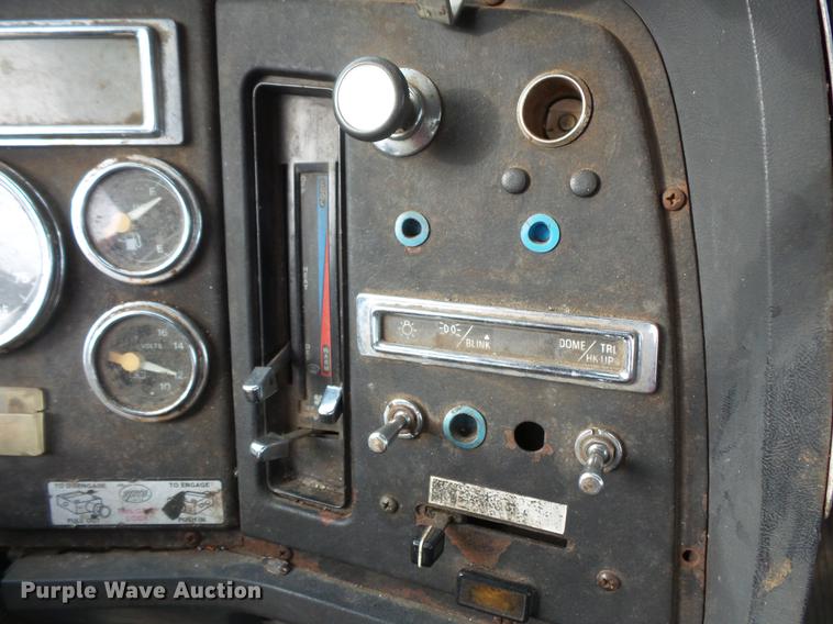 image for item DW9516 1990 Ford L8000 tank truck