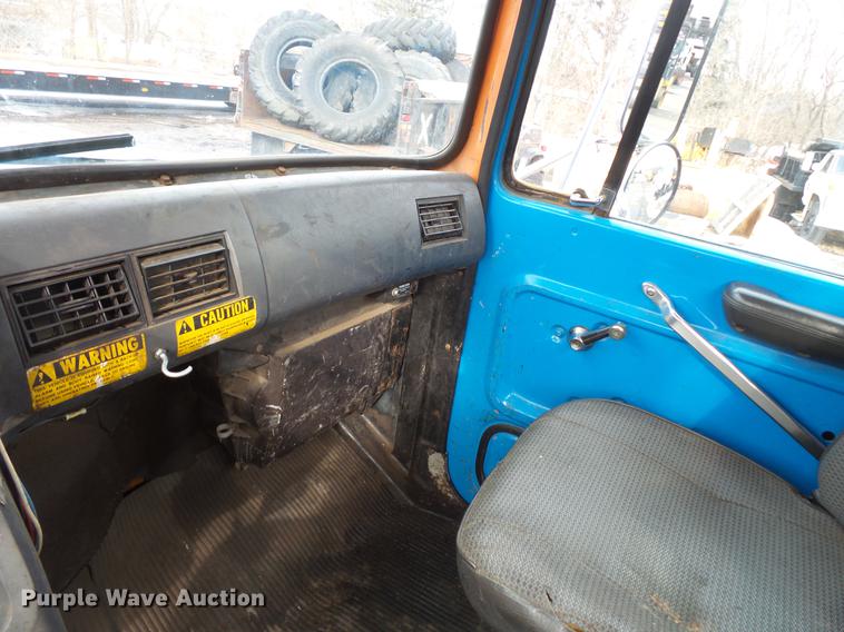 image for item DW9516 1990 Ford L8000 tank truck