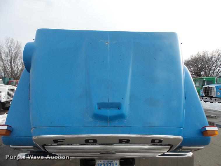 image for item DW9516 1990 Ford L8000 tank truck