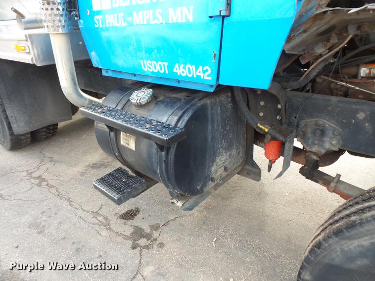 image for item DW9516 1990 Ford L8000 tank truck