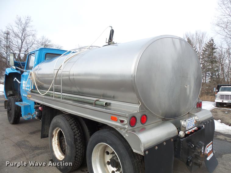 image for item DW9516 1990 Ford L8000 tank truck