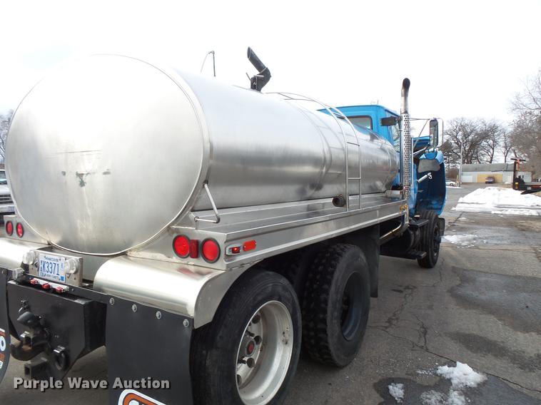 image for item DW9516 1990 Ford L8000 tank truck