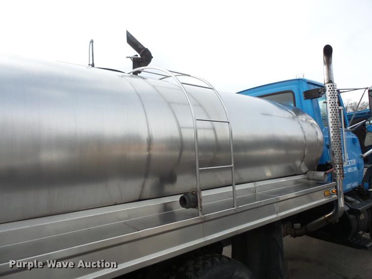 image for item DW9516 1990 Ford L8000 tank truck