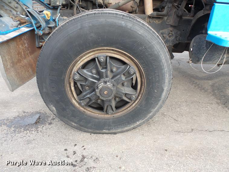 image for item DW9516 1990 Ford L8000 tank truck