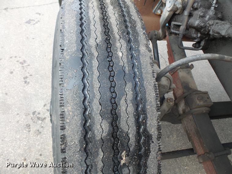 image for item DW9516 1990 Ford L8000 tank truck