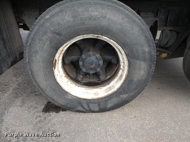 image for item DW9516 1990 Ford L8000 tank truck