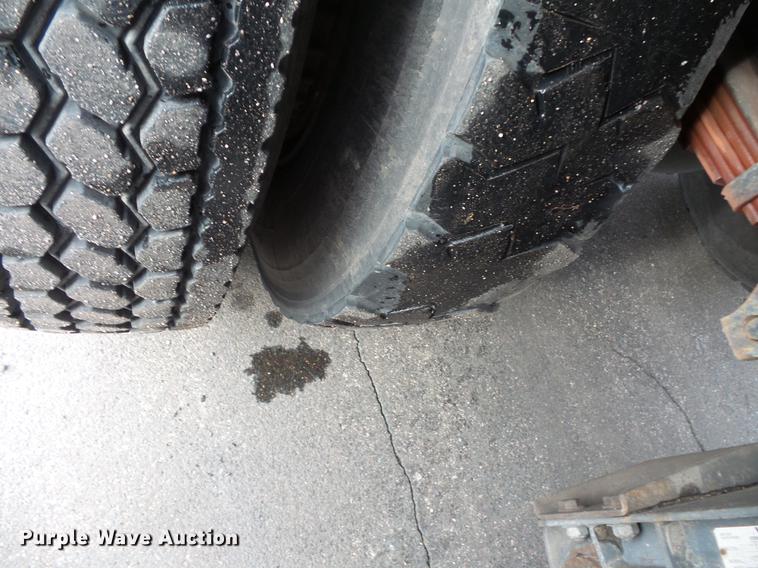 image for item DW9516 1990 Ford L8000 tank truck