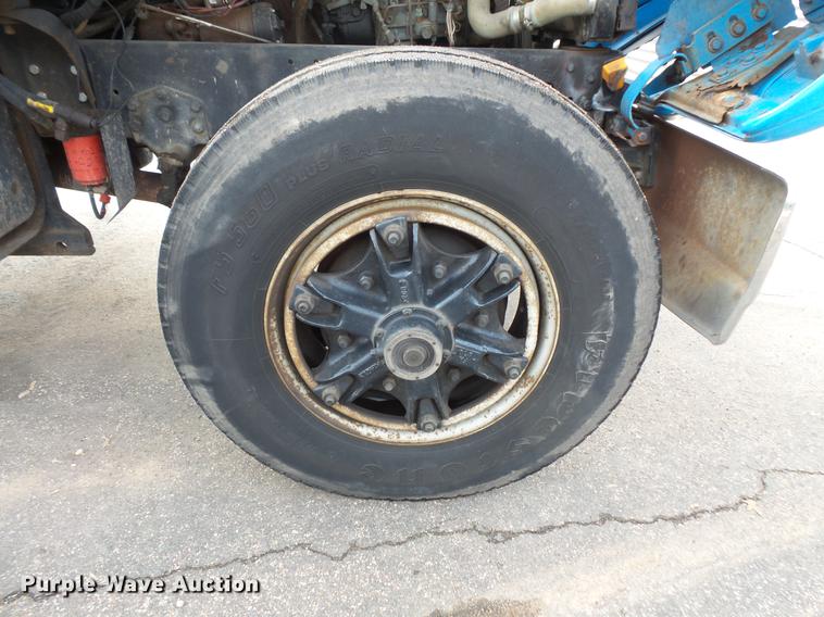 image for item DW9516 1990 Ford L8000 tank truck