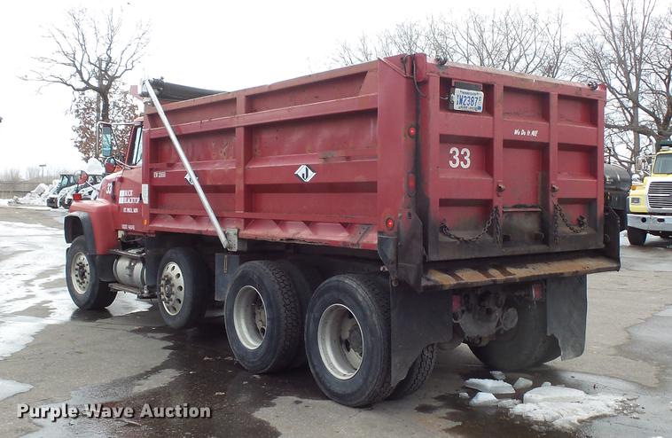 image for item DW9517 1997 Ford LT8000 dump truck
