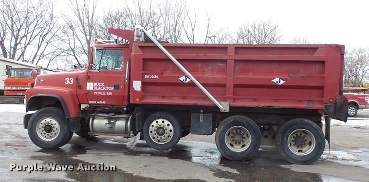 image for item DW9517 1997 Ford LT8000 dump truck
