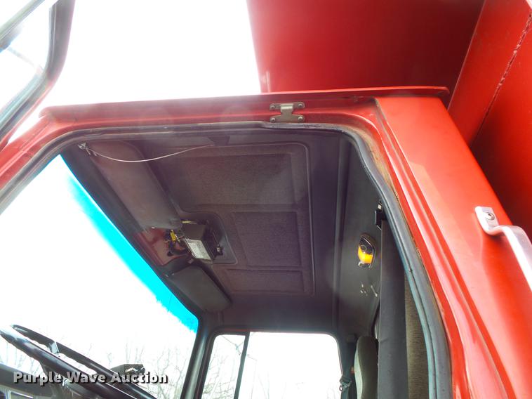 image for item DW9517 1997 Ford LT8000 dump truck