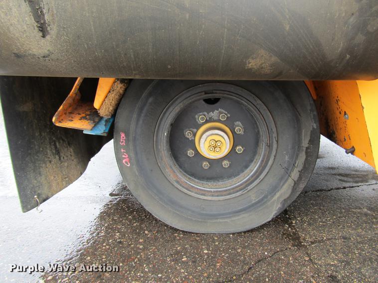 image for item DW9524 2013 Blaw Knox PTC-15 pneumatic roller