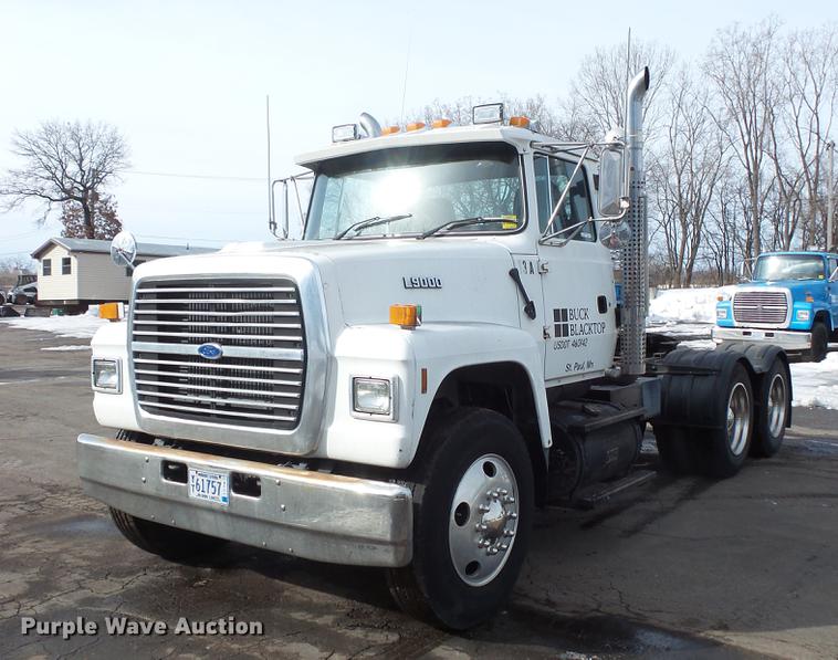 image for item DW9527 1995 Ford LT9000 semi truck