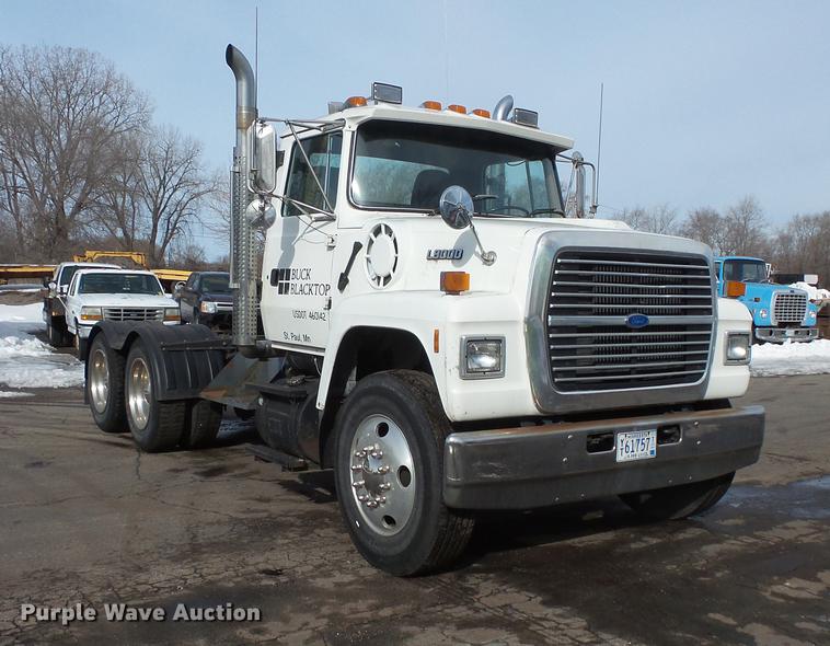 image for item DW9527 1995 Ford LT9000 semi truck